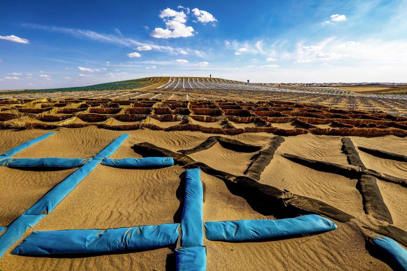 1734918761636003.jpg 12-28《科技治沙保生态.硬是沙漠换新装》组(1)民勤+白发明_网站.jpg